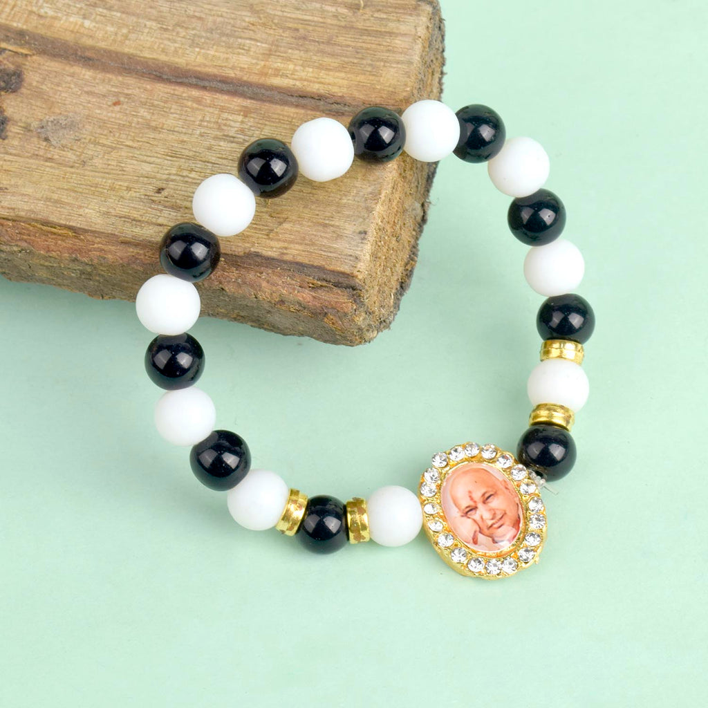 Black & White Beads Single Layer Guruji Swaroop Bracelet featuring elegant contrast beads and Jai Guruji Swaroop – ideal for spiritual wear, meditation, and gifting. India’s Largest Pooja Accessories Brand – www.satvikstore.in