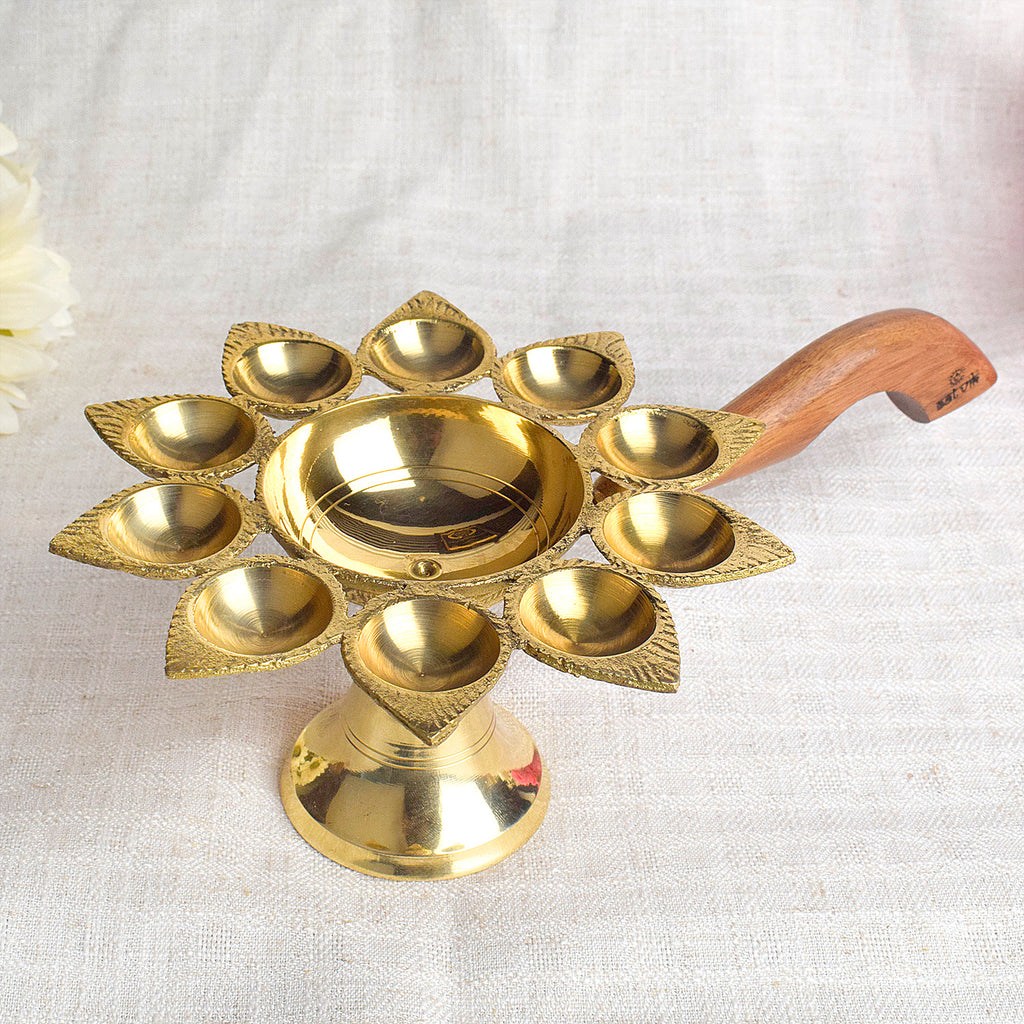 Dasmukhi Aarti Diya with Wooden Handle – Ten-wick brass diya with sturdy wooden handle for grand temple and home rituals. India’s Largest Pooja Accessories Brand – www.satvikstore.in