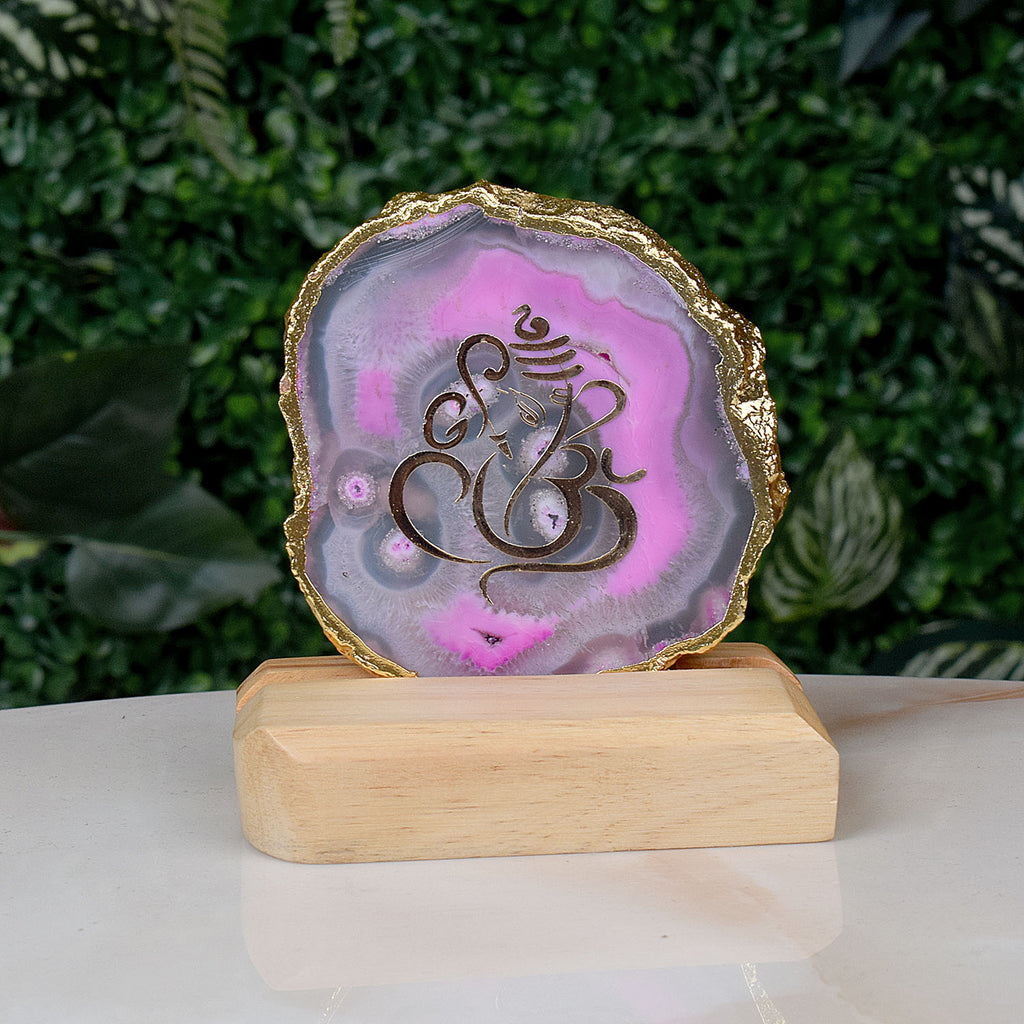 Divine Ganesha Agate Stone Stand featuring a beautifully hand-painted image of Lord Ganesha on a polished agate slice, elegantly displayed on a metal stand for spiritual home decor. India’s Largest Pooja Accessories Brand – www.satvikstore.in