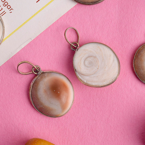 The Divine Gomti Chakra Pendant is a sacred and powerful spiritual charm, used in poojas and rituals to bring prosperity, good luck, and divine blessings. This pendant is believed to bring positive energy and remove obstacles – India’s Largest Pooja Accessories Brand – www.satvikstore.in