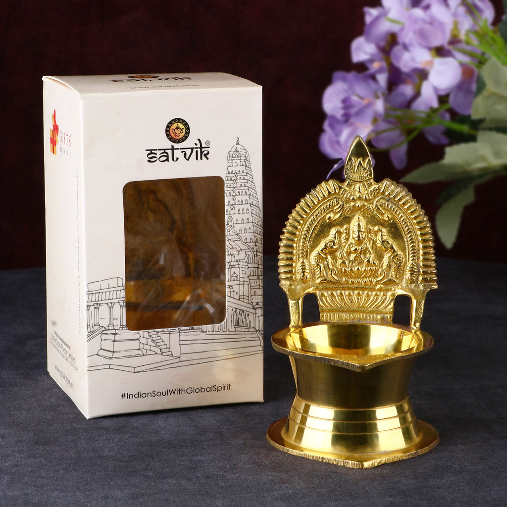 Brass Kamakshi Amman Diya (Large) – Majestic brass oil lamp featuring the deity Kamakshi, designed for large temple altars and grand religious ceremonies. India’s Largest Pooja Accessories Brand – www.satvikstore.in